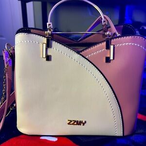 Cross body purse great condition never been used